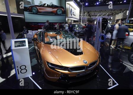 Shanghai. Nov 7, 2018. Photo prise le 7 novembre 2018 montre une BMW i8 plug-in hybride de voiture de sport à la première importation internationale de la Chine Expo (CIEE) à Shanghai, à l'est de la Chine. Credit : Xing Guangli/Xinhua/Alamy Live News Banque D'Images