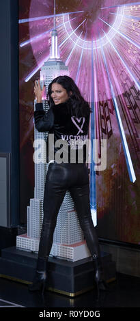 New York, USA. 7 novembre 2018 : dans la célébration de l'2018 Victoria's Secret Fashion Show model Adriana Lima participe à l'éclairage de cérémonie de l'Empire State Building Crédit : lev radin/Alamy Live News Banque D'Images