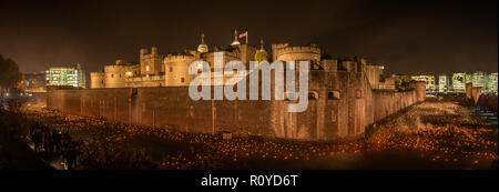 Tour de Londres, au Royaume-Uni. 7Th Nov 2018. Visiteurs en photo l'affichage l'installation à la Tour de Londres. Comme la nation commémore le centenaire de la fin de la Première Guerre mondiale, une nouvelle installation à la Tour de Londres, au-delà de l'aggravation de l'ombre : La Tour se souvient comblera les douves avec des milliers de flammes : d'une loi publique du souvenir pour la vie de l'armée déchue, d'honorer leur sacrifice. Credit : phil wilkinson/Alamy Live News Banque D'Images