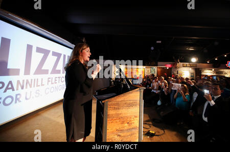 Houston, USA. Nov 6, 2018. Candidat démocrate Lizzie Fletcher prononce un discours après avoir remporté le 7e District du Texas à l'élection de son élection nuit partie à Houston, Texas, États-Unis, le 6 novembre 2018. Le désir des électeurs pour une représentation plus équilibrée dans le congrès a permis au Parti démocratique pour gagner deux sièges de la Chambre des représentants du Texas aux Etats-Unis les élections de mi-mandat, qui a eu lieu le mardi. Pour ALLER AVEC :-démocrates font des progrès symbolique au Texas que les électeurs s'attendent à ce que les modifications de droits : Wang Ying/Xinhua/Alamy Live News Banque D'Images