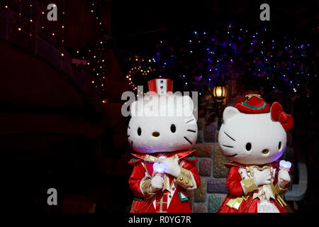 (181108) -- TOKYO, 8 novembre 2018 (Xinhua) -- Hello Kitty (R) et Daniel Star effectuer au cours de l'aperçu de Sanrio Puroland musical événement de Noël à Tokyo, Japon, 8 novembre 2018. Sanrio Puroland tiendra un événement spécial de Noël à partir de 9 Novembre à Décembre 25. (Xinhua/Du Xiaoyi)(dh) Banque D'Images
