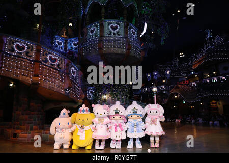 (181108) -- TOKYO, 8 novembre 2018 (Xinhua) -- Hello Kitty (3L) et d'autres personnages Sanrio salue le public au cours de l'aperçu de l'événement Noël Sanrio Puroland à Tokyo, Japon, 8 novembre 2018. Sanrio Puroland tiendra un événement spécial de Noël à partir de 9 Novembre à Décembre 25. (Xinhua/Du Xiaoyi)(dh) Banque D'Images