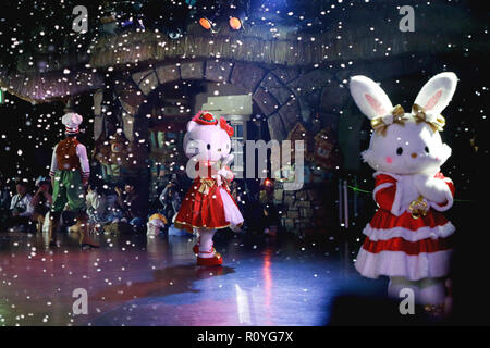 (181108) -- TOKYO, 8 novembre 2018 (Xinhua) -- Hello Kitty (C) et d'autres personnage Sanrio effectuer au cours de l'aperçu de Sanrio Puroland musical événement de Noël à Tokyo, Japon, 8 novembre 2018. Sanrio Puroland tiendra un événement spécial de Noël à partir de 9 Novembre à Décembre 25. (Xinhua/Du Xiaoyi)(dh) Banque D'Images
