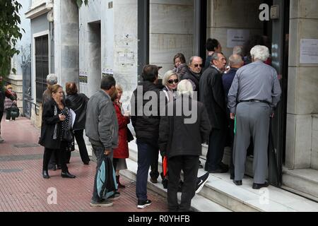 Athènes, Grèce. Nov 8, 2018. La vie quotidienne à Athènes. Les retraités sont en attente d'être servi dans la fonction publique. (Crédit Image : © VafeiadakisZUMA Aristidis Wire) Banque D'Images