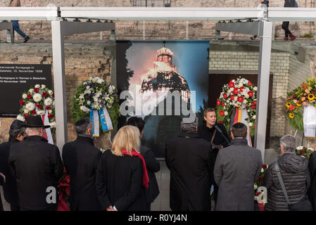 8 novembre 2018 - Berlin, Berlin, Allemagne - Berlin Juifs vu pendant le chemin de commémoration en souvenir des pogroms après 80 years..Commemoration la cérémonie de pogroms de novembre 1938, entre 7 et 13 novembre 1938, environ 400 personnes ont été assassinées ou enfoncés dans le suicide par Nazis. Au cours de la célébration, les guirlandes ont été portées à l'Holocaust Memorial et les noms de 55 696 Juifs ont été assassinés Berlin lire à haute voix. (Crédit Image : © Markus Heine/SOPA des images à l'aide de Zuma sur le fil) Banque D'Images