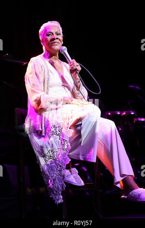 Sydney, Australie. Nov 8, 2018. Cinq Grammy Award Winning Icône soul DIONNE WARWICK effectue au Star Sydney à Sydney, Australie. Crédit : Christopher Khoury/l'agence de presse australienne/ZUMA/Alamy Fil Live News Banque D'Images