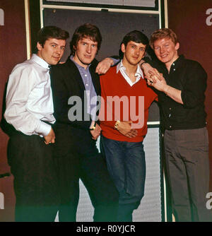 Les chercheurs du groupe pop britannique en 1965. De gauche à droite : Mike Pender, Chris Curtis, Frank Allen, John McNally Banque D'Images