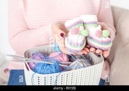 Bébé tricot, Close up les choses en main de clew couleur Banque D'Images