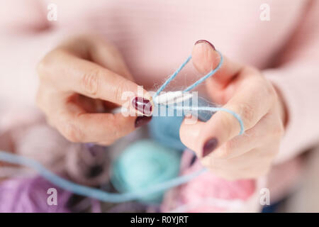 Bébé tricot femme les choses en main Banque D'Images