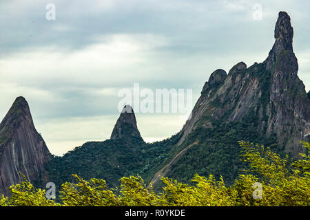 Montagne de Dieu. Les montagnes avec le nom de Dieu. Doigt de Dieu sur la montagne, Teresopolis ville, l'état de Rio de Janeiro, Brésil Amérique du Sud. Espace pour écrire Banque D'Images