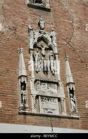 Venise, haut-relief en marbre sur une façade en briques rouges Banque D'Images