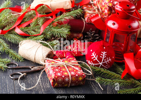 Belle composition de Noël avec des cadeaux faits à la main sur fond de bois Banque D'Images