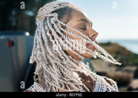 Femme afro-américaine avec des dreadlocks détendre tout en ayant reste Banque D'Images