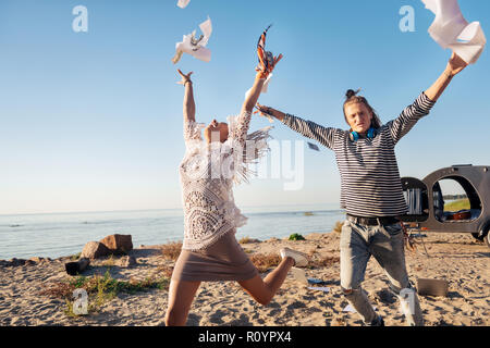 Couple feu par patron de décider de se rendre dans des documents jetant loin de remorque Banque D'Images