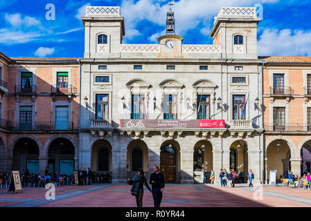 Hôtel de ville, Plaza del Mercado Chico, la place principale d'Avila, est situé dans le centre de la ville. C'est une place rectangulaire avec des arcades sur trois s Banque D'Images