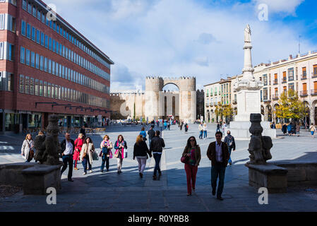 La porte de l'Alcazar, situé dans la place de Santa Teresa. Avila, Castille et Leon, Espagne, Europe Banque D'Images