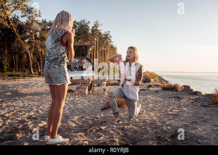 Homme aux cheveux blond aimant faire proposition extrêmement mignons sa petite amie Banque D'Images