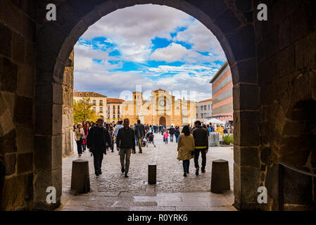 Santa Teresa square vu de la porte de l'alcazar. Avila, Castille et Leon, Espagne, Europe Banque D'Images