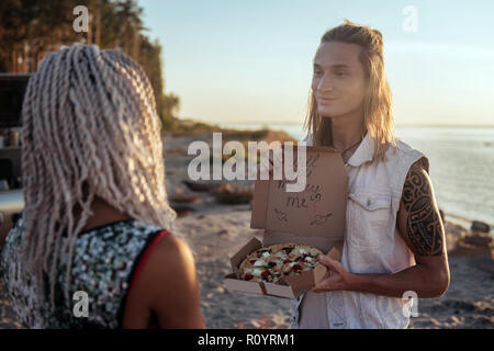 Cute blonde-haired man making très proposition extraordinaire sa femme Banque D'Images