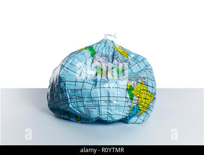 Dégonflant inflatable globe montrant les Amériques, still life Banque D'Images
