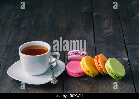 Macarons colorés français avec tasse de thé Banque D'Images