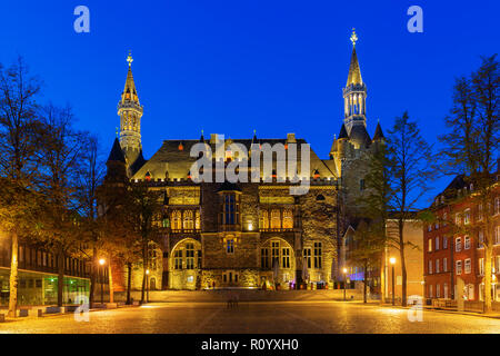 Hôtel de ville historique à Aix-la-Chapelle, Allemagne, avec blue night sky Banque D'Images