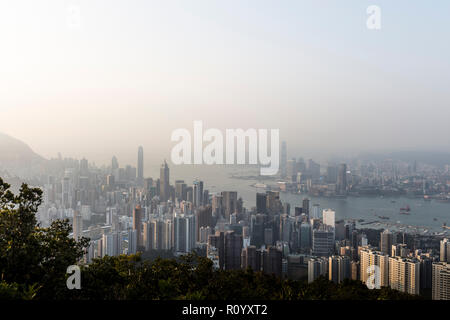 Sentier de Hong Kong l'article 5, l'ensemble Jardines Lookout et le mont Butler sur une journée claire winters. 2017. Banque D'Images