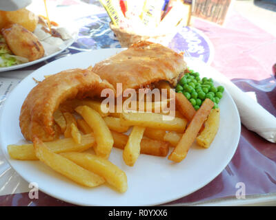 Anglais traditionnel classique plat de poissons frits en pâte avec plaquettes/frites et des petits pois. Banque D'Images