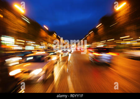 Photo de nuit le trafic urbain avec l'appareil photo fait effet de zoom Banque D'Images