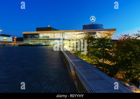 Stuttgart, Allemagne - Février 07, 2018 : siège de Mercedes Benz de nuit. Mercedes Benz est une marque automobile mondial et une division de l'allemand Banque D'Images