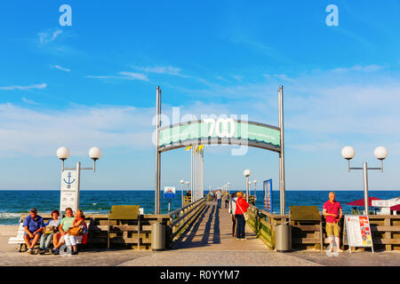 Binz, Allemagne - le 09 mai, 2018 : pier avec des personnes non identifiées de Binz sur l'île de Ruegen. Binz est la plus grande et une station balnéaire populaire sur Ruegen w Banque D'Images