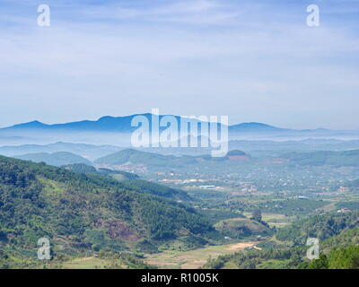 La vue sur la montagne avec ferme de café de village local dans la ville de Da Lat. Voyager au Vietnam en 2012, le 5 décembre Banque D'Images