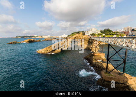 Biarritz, France. Vues de la passerelle La passerelle Eiffel à partir du rocher de la Vierge (Rocher de la Vierge Marie) Banque D'Images