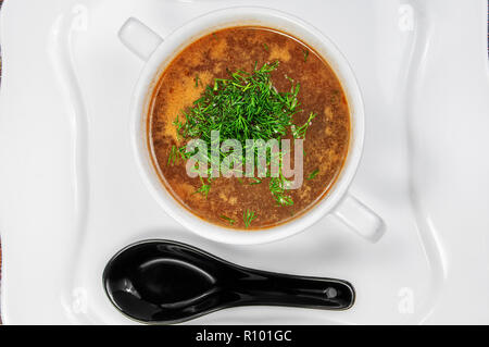 Délicieux potage appétissant avec dans un bol de légumes frais servis sur la table et avec cuillère noire. Libre d'en haut Banque D'Images