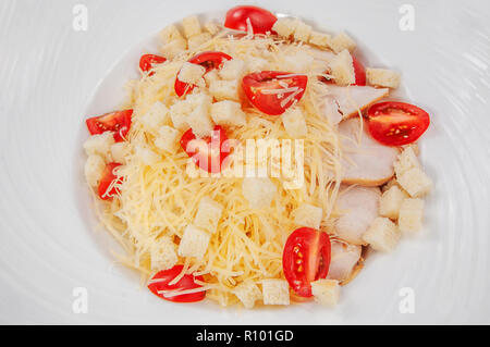 Délicieux avec une salade de tomates au fromage Feta mariné et grillé, isolé Banque D'Images