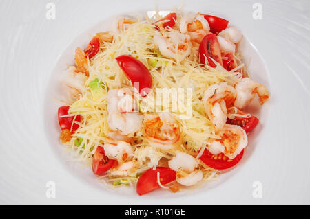 Salade de tomates et crevettes délicieux avec du fromage Feta mariné et grillé, de fond isolé Banque D'Images