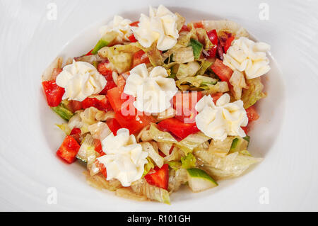 Délicieux avec une salade de tomates chou et fromage Feta mariné et grillé Banque D'Images
