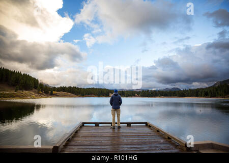 L'homme sur montagnes lac Banque D'Images