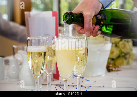 Vous permet de boire un verre. Mariage cellebrations à Cardiff au cours de 2017 Banque D'Images