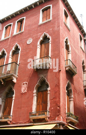 Venise, palais rouge avec windows mauresque Banque D'Images