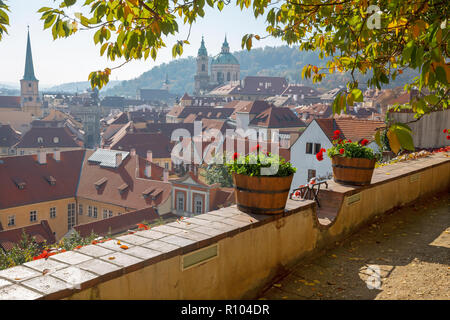 Prague - les perspectives des jardins sous le château à Mala Strana, Saint Nicolas et saint Thomas l'église. Banque D'Images