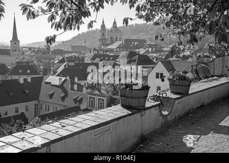 Prague - les perspectives des jardins sous le château à Mala Strana, Saint Nicolas et saint Thomas l'église. Banque D'Images