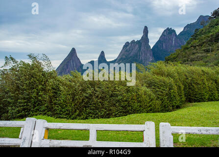 Montagne de Dieu. Les montagnes avec le nom de Dieu. Doigt de Dieu sur la montagne, Teresopolis ville, l'état de Rio de Janeiro, Brésil Amérique du Sud. Espace pour écrire Banque D'Images