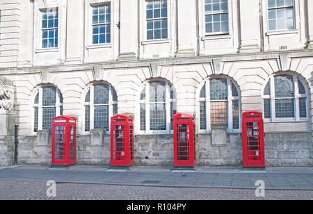 Rangée de quatre vieux style K2 à l'extérieur des boîtes de téléphone ancien General Post Office et le tri d'immeuble de bureaux à Abingdon street Blackpool Lancashire England UK Banque D'Images