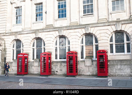 Rangée de quatre vieux style K2 à l'extérieur des boîtes de téléphone ancien General Post Office et le tri d'immeuble de bureaux à Abingdon street Blackpool Lancashire England UK Banque D'Images