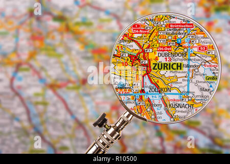 Site de Zurich avec loupe sur table Banque D'Images