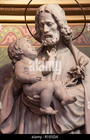 PRAGUE, RÉPUBLIQUE TCHÈQUE - le 13 octobre 2018 : La statue de marbre de Saint Joseph dans l'église kostel Svatého Václava Čeněk Vosmík par artwork Banque D'Images