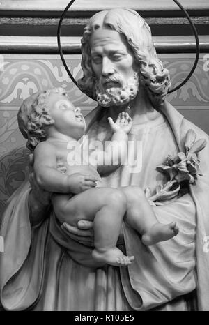 PRAGUE, RÉPUBLIQUE TCHÈQUE - le 13 octobre 2018 : La statue de marbre de Saint Joseph dans l'église kostel Svatého Václava Čeněk Vosmík par artwork Banque D'Images