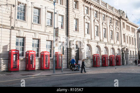 Rangée de huit vieux style K2 à l'extérieur des boîtes de téléphone ancien General Post Office et le tri d'immeuble de bureaux à Abingdon street Blackpool Lancashire England UK Banque D'Images