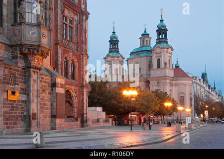 Prague - L'ancienne mairie, Orloj, Staromestske square et Eglise Saint-Nicolas au crépuscule. Banque D'Images